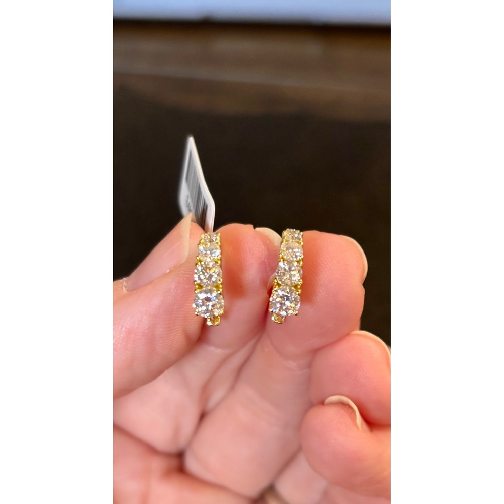 Silver Aura Sterling Silver 1.16CT Moissanite Huggie Hoop Earrings E48534-W